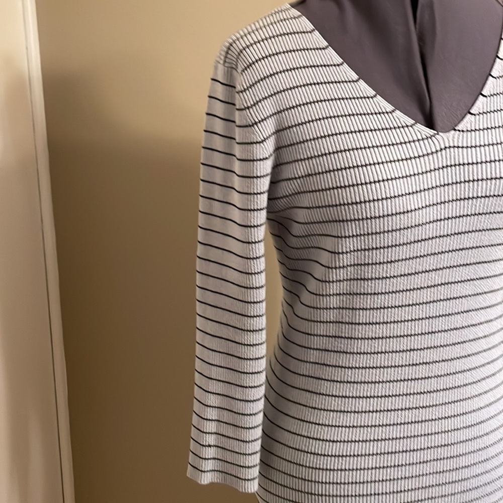 Name Brand missing sweater - Picture 2 of 4